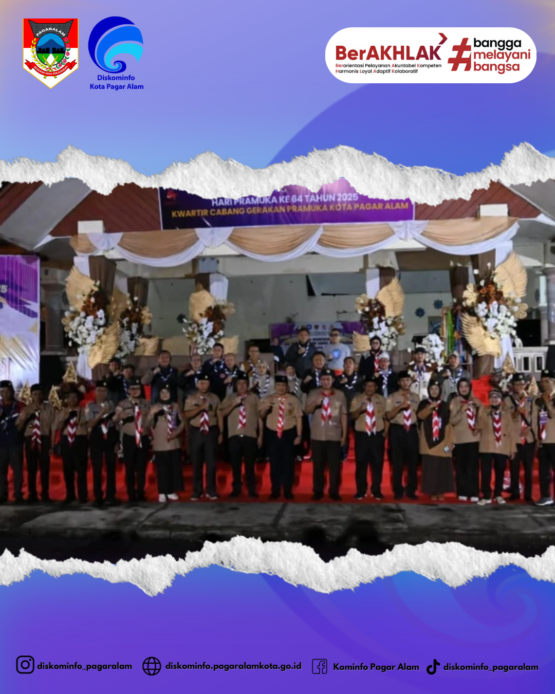 Ibu Reni Marnilam, AP.,M.Hum Kepala Dinas Komunikasi dan Informatika mengikuti upacara malam keakraban (Makrab) dan malam api unggun Perkemahan SeRaME Kota Pagar Alam tahun 2025